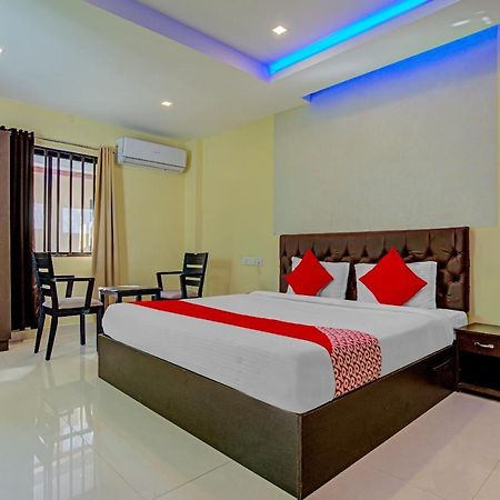 Oyo Flagship 77876 Amigo Suites Kochi Esterno foto