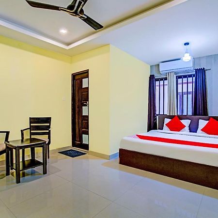 Oyo Flagship 77876 Amigo Suites Kochi Esterno foto