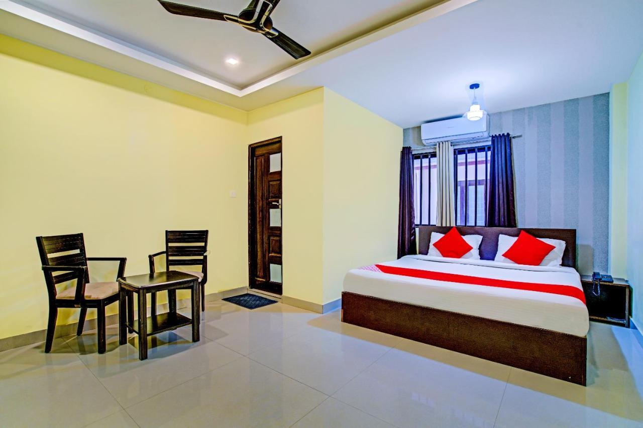 Oyo Flagship 77876 Amigo Suites Kochi Esterno foto