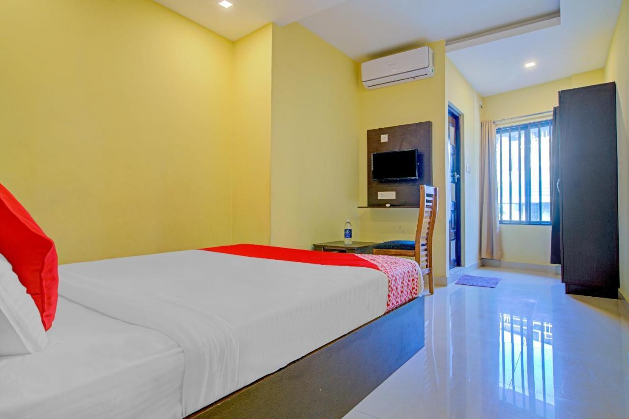 Oyo Flagship 77876 Amigo Suites Kochi Esterno foto
