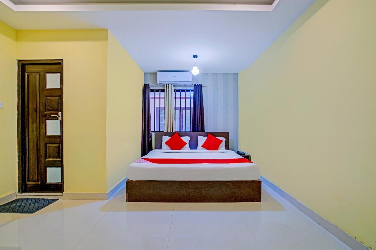Oyo Flagship 77876 Amigo Suites Kochi Esterno foto
