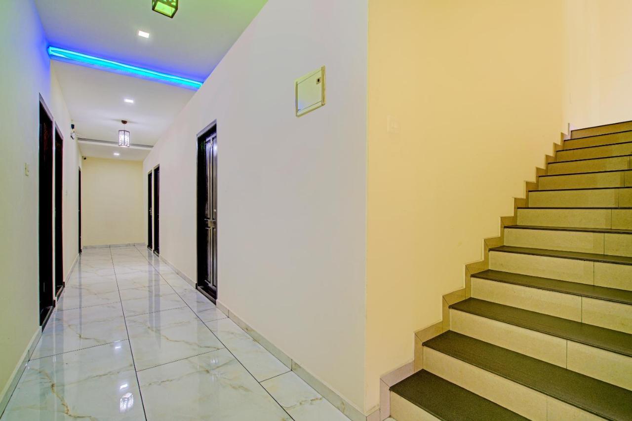 Oyo Flagship 77876 Amigo Suites Kochi Esterno foto